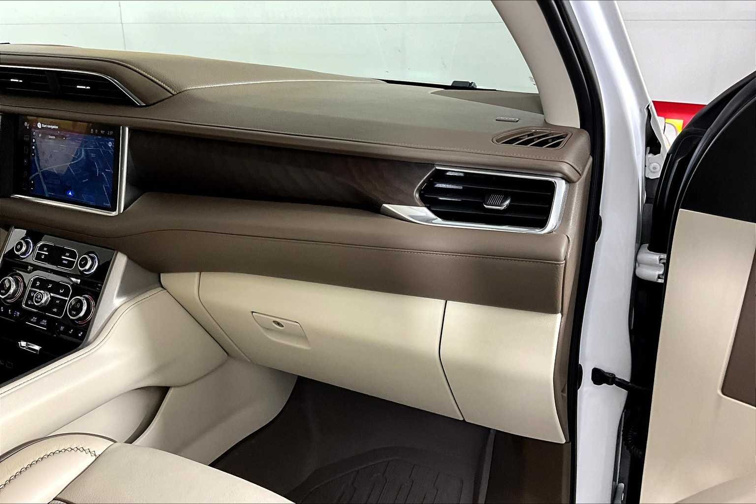 Used 2022 White Frost Tricoat GMC Denali image 18