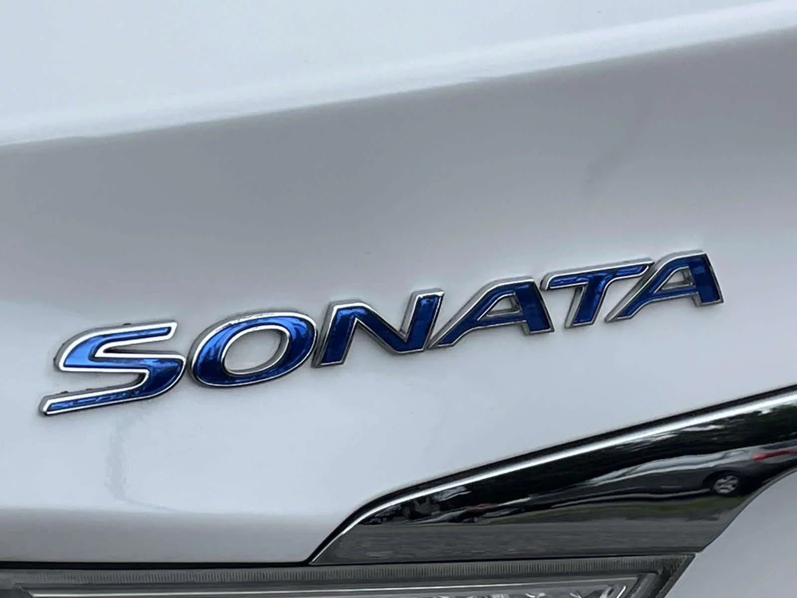 Used 2011 Porcelain White Pearl Hyundai Hybrid image 15