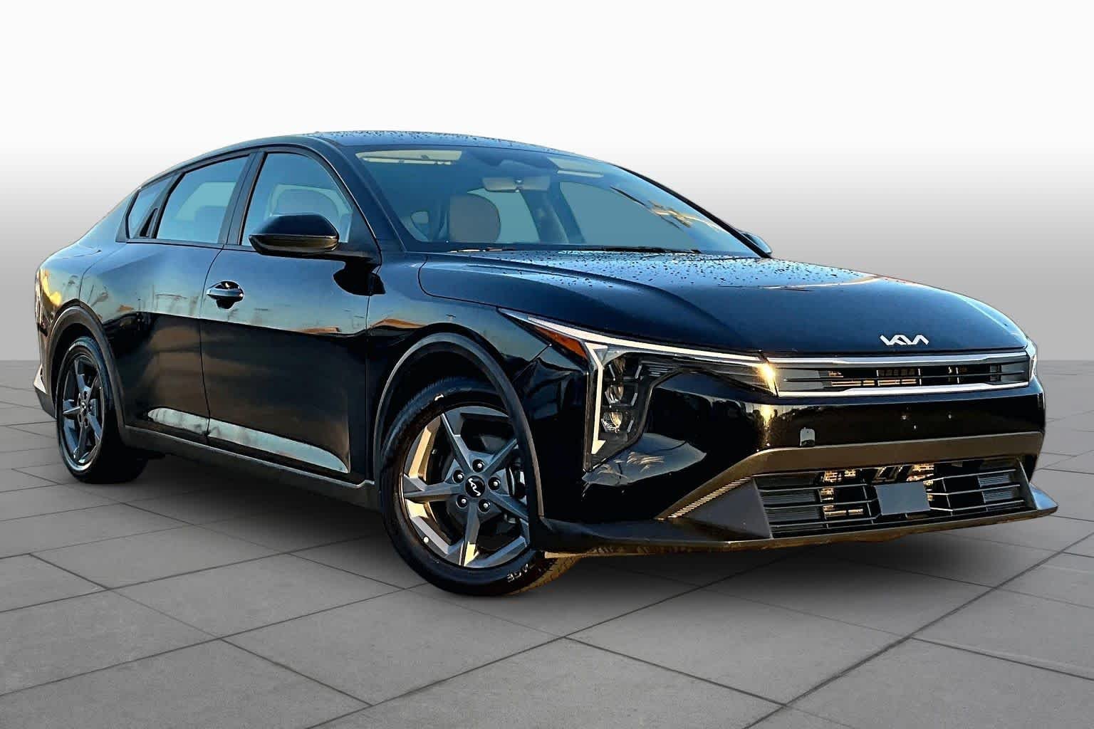 Used 2025 Aurora Black Pearl Kia LXS image 3