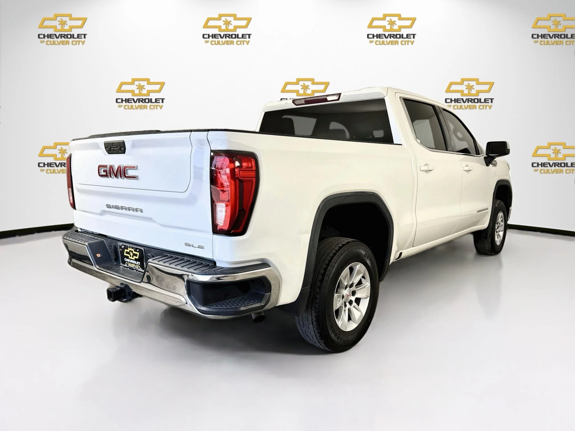 Used 2021 SUMMIT WHITE GMC SLE image 8