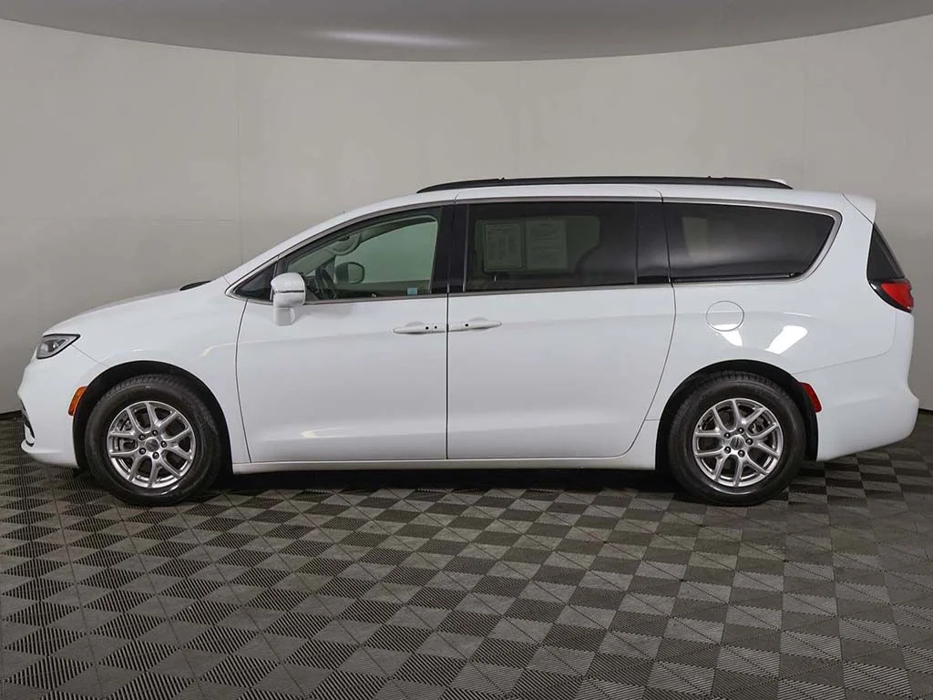 Used 2022 Bright White Clearcoat Chrysler Touring L image 17