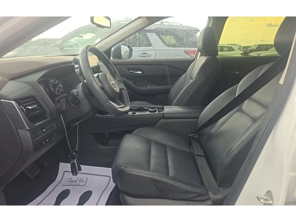 Used 2023 2 Tone White / Black Roof Nissan SL image 5