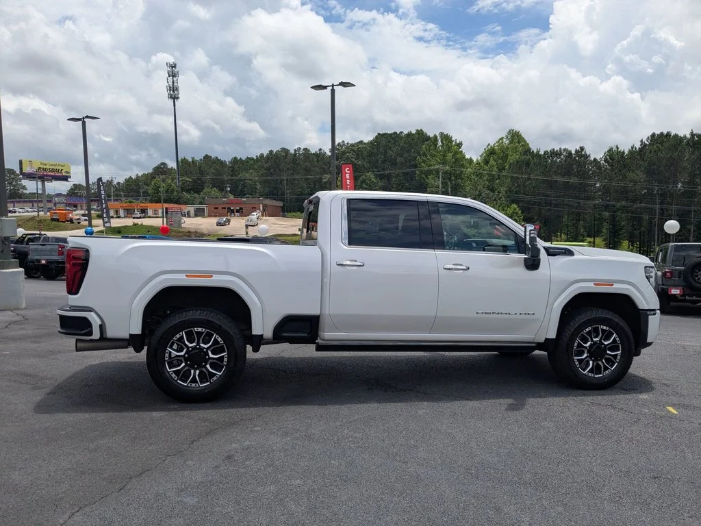Used 2024 White Frost Tricoat GMC Denali Ultimate image 4