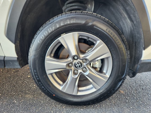 Used 2025 White Toyota LE image 17