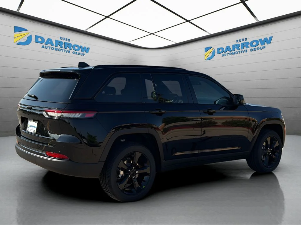 New 2025 Diamond Black Crystal Pearl-Coat Exterior Paint Jeep Altitude X image 5