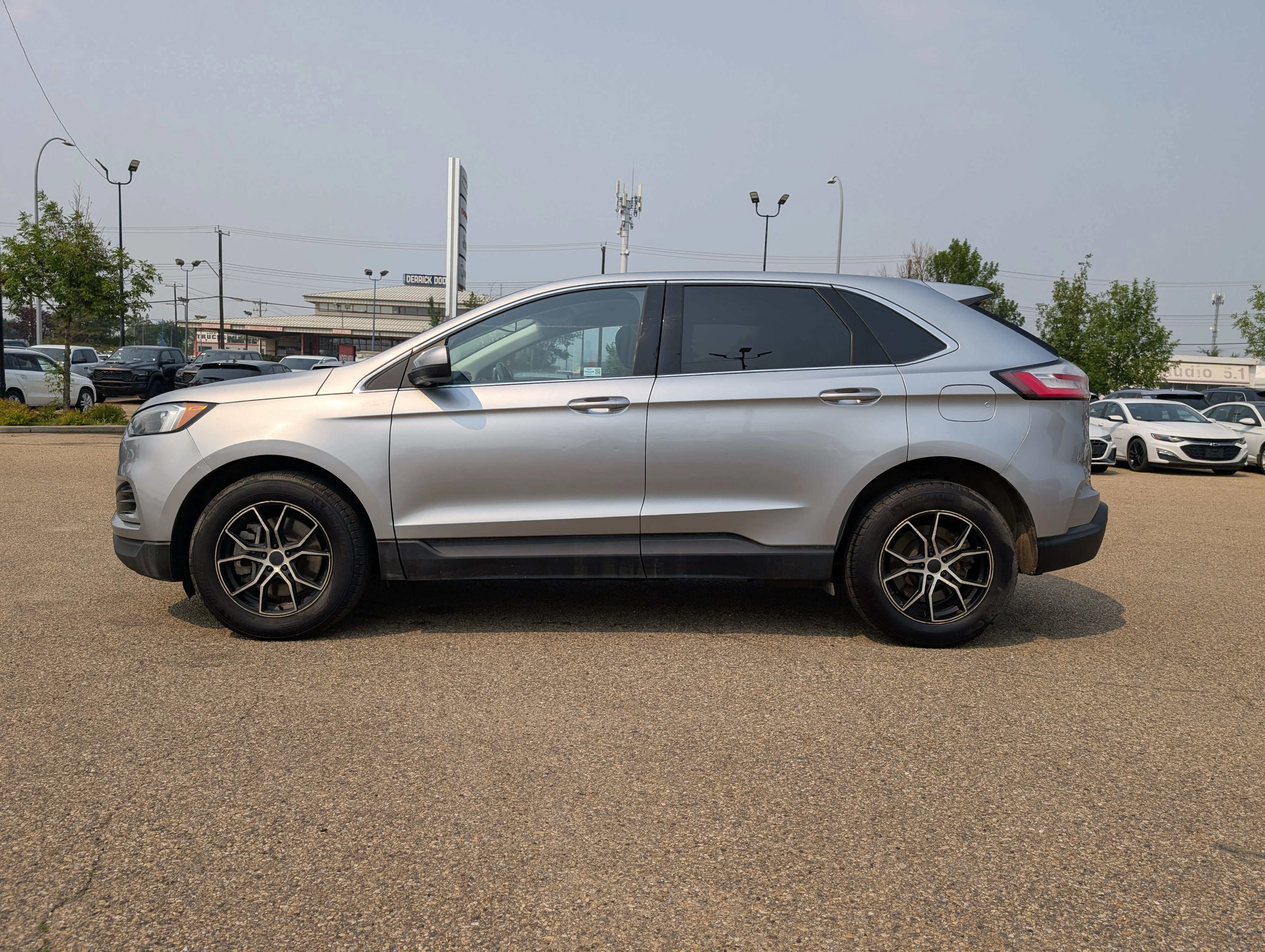 Used 2022 Silver Metallic Ford SEL AWD image 3