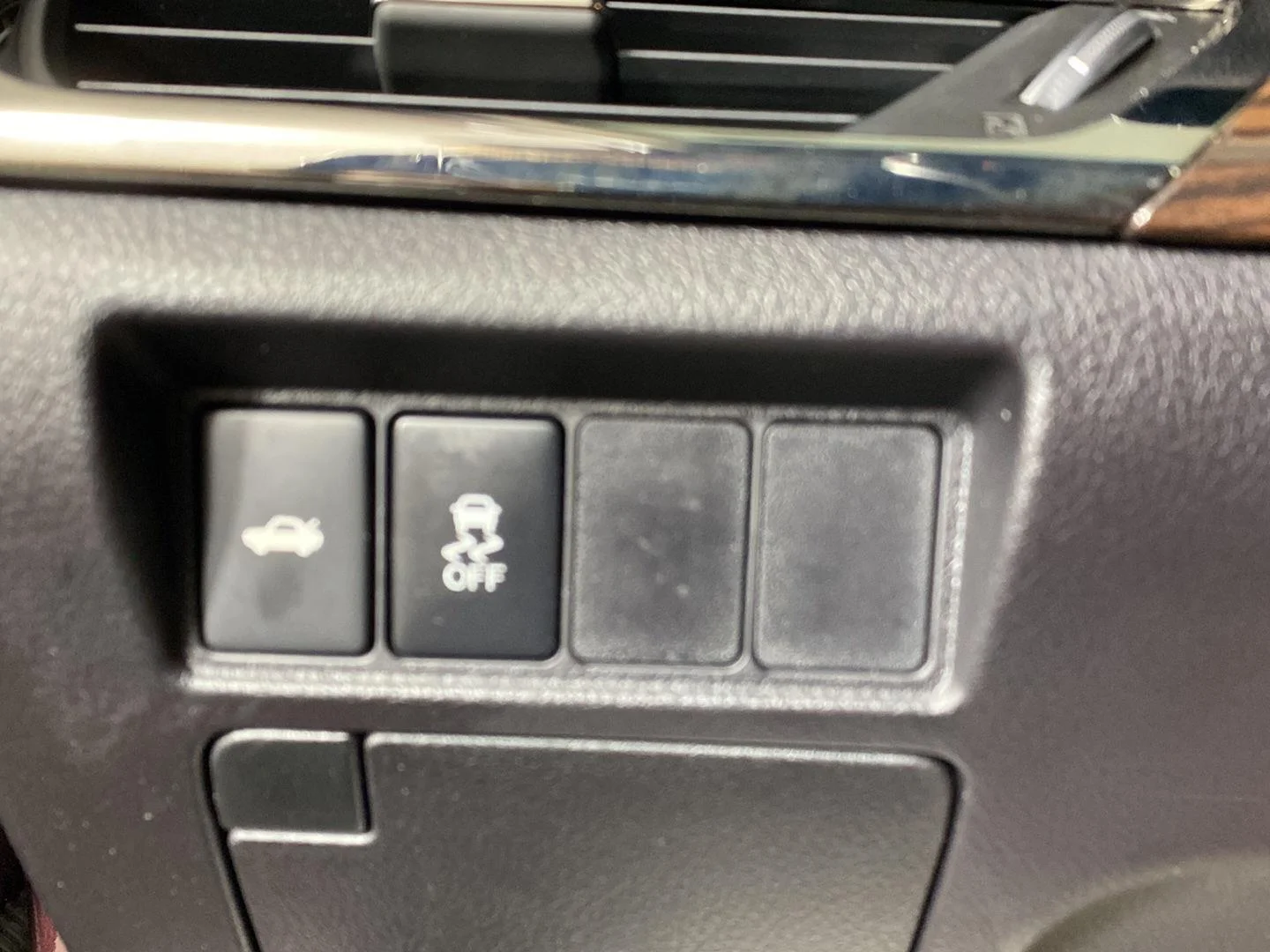 Used 2015 Sizzling Crimson Mica Toyota XLE image 23