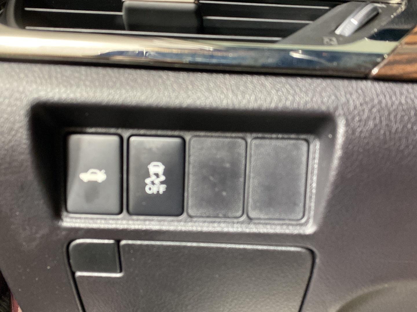 Used 2015 Sizzling Crimson Mica Toyota XLE image 23