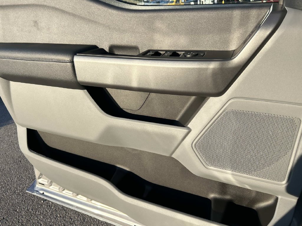 New 2027 Iconic Silver Metallic Ford F-250® XLT image 15