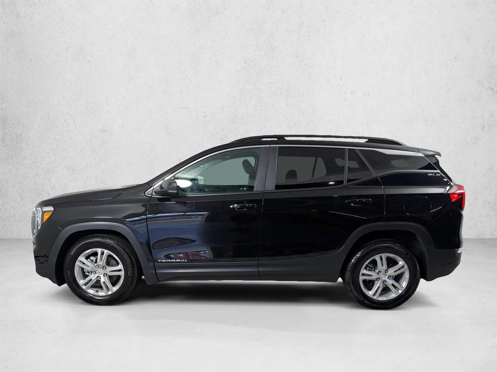 Used 2022 Ebony Twilight Metallic GMC SLE image 6