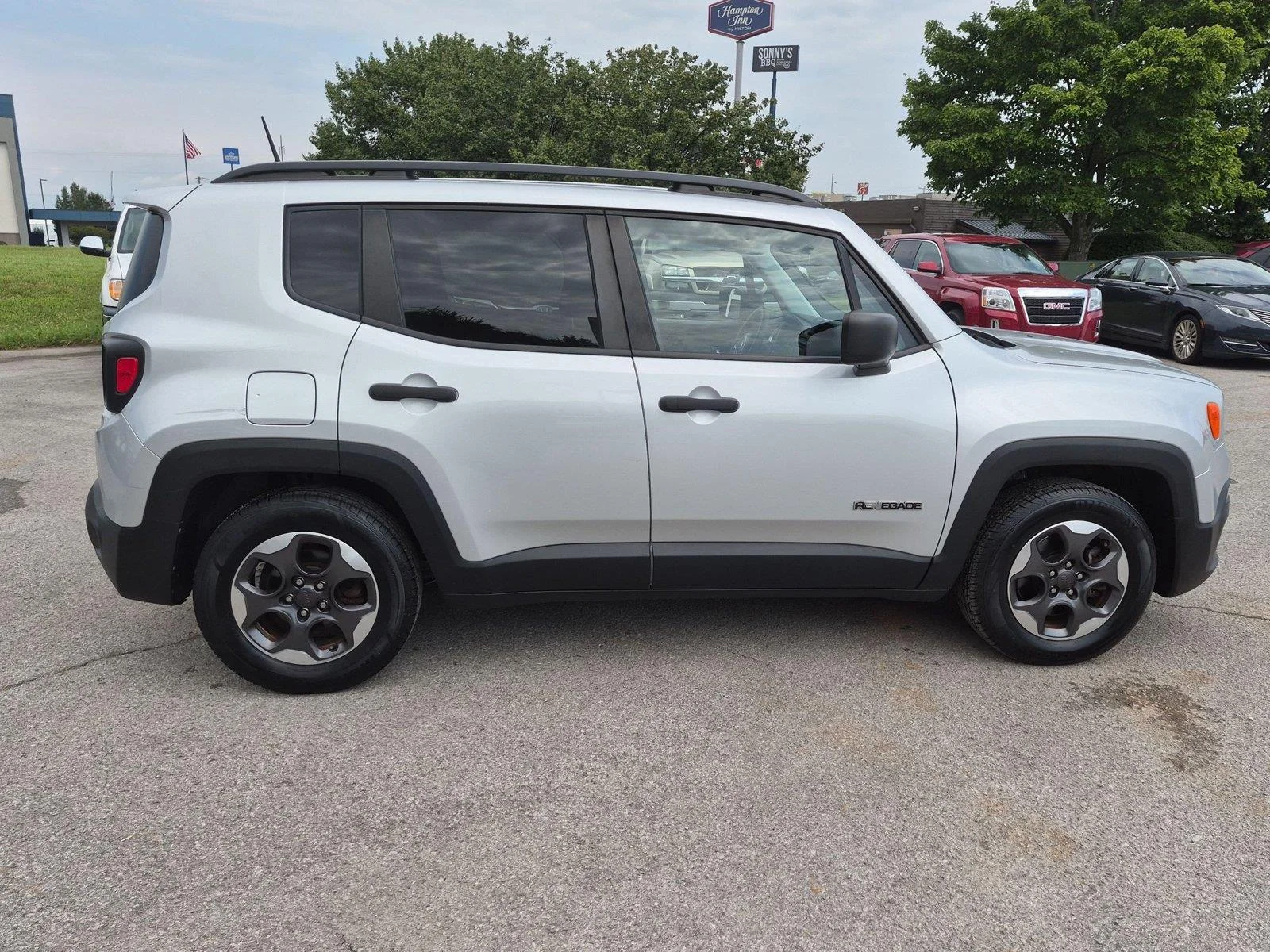 Used 2018 Glacier Metallic Jeep Sport image 6