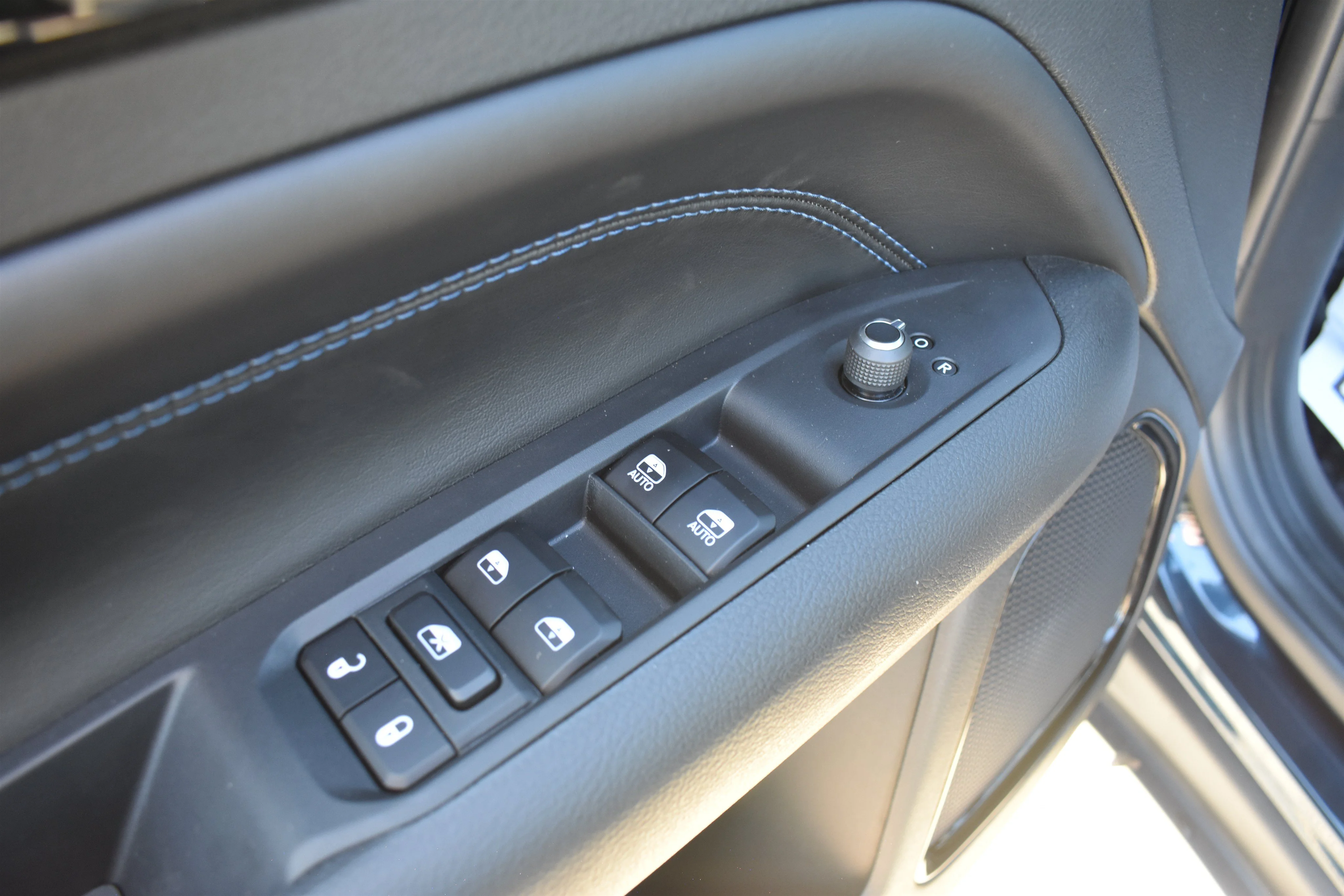 New 2026 Fathom Blue Pearl Coat Jeep Latitude Altitude image 13