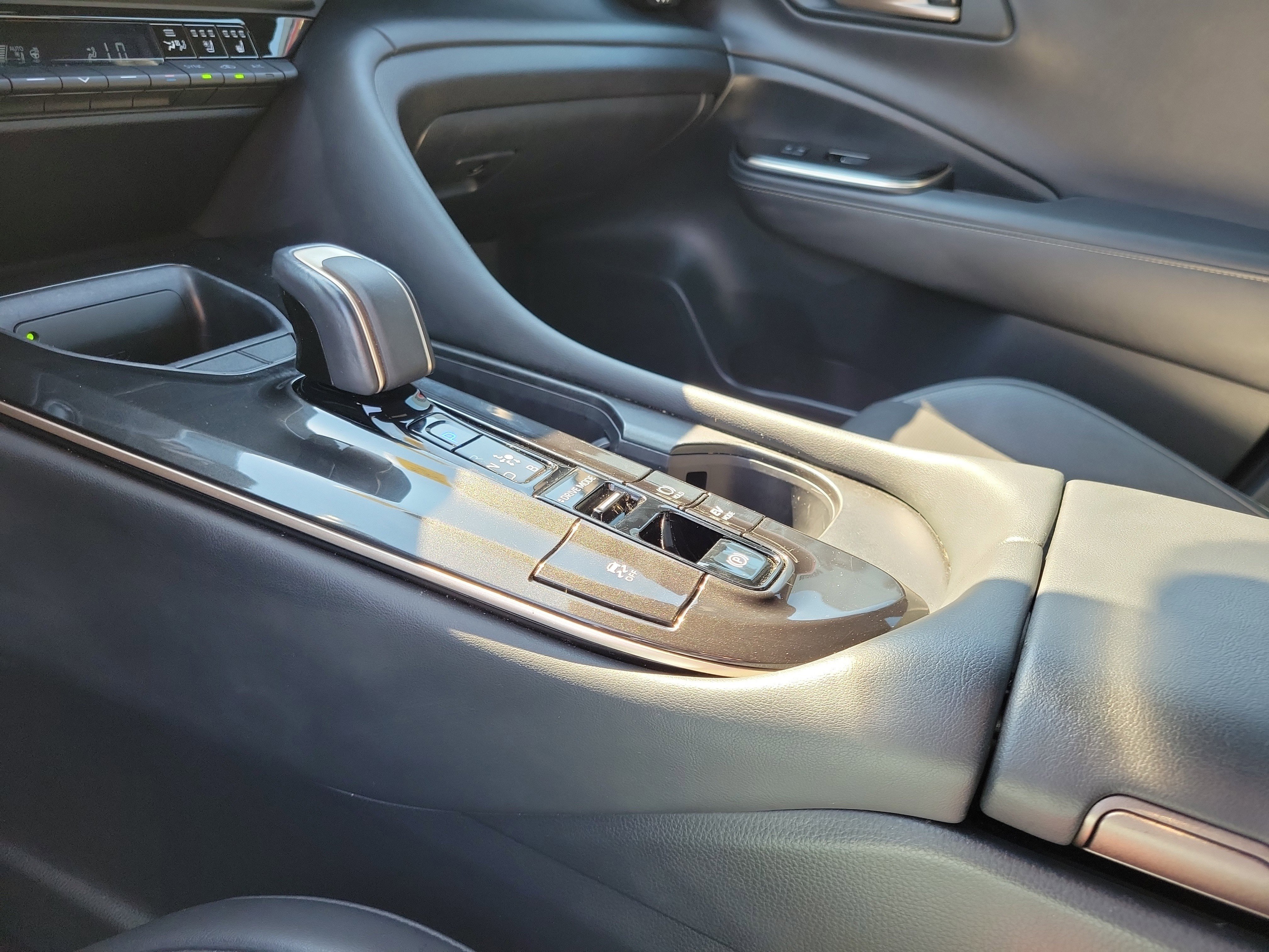 2025 Toyota Crown XLE - Photo 29