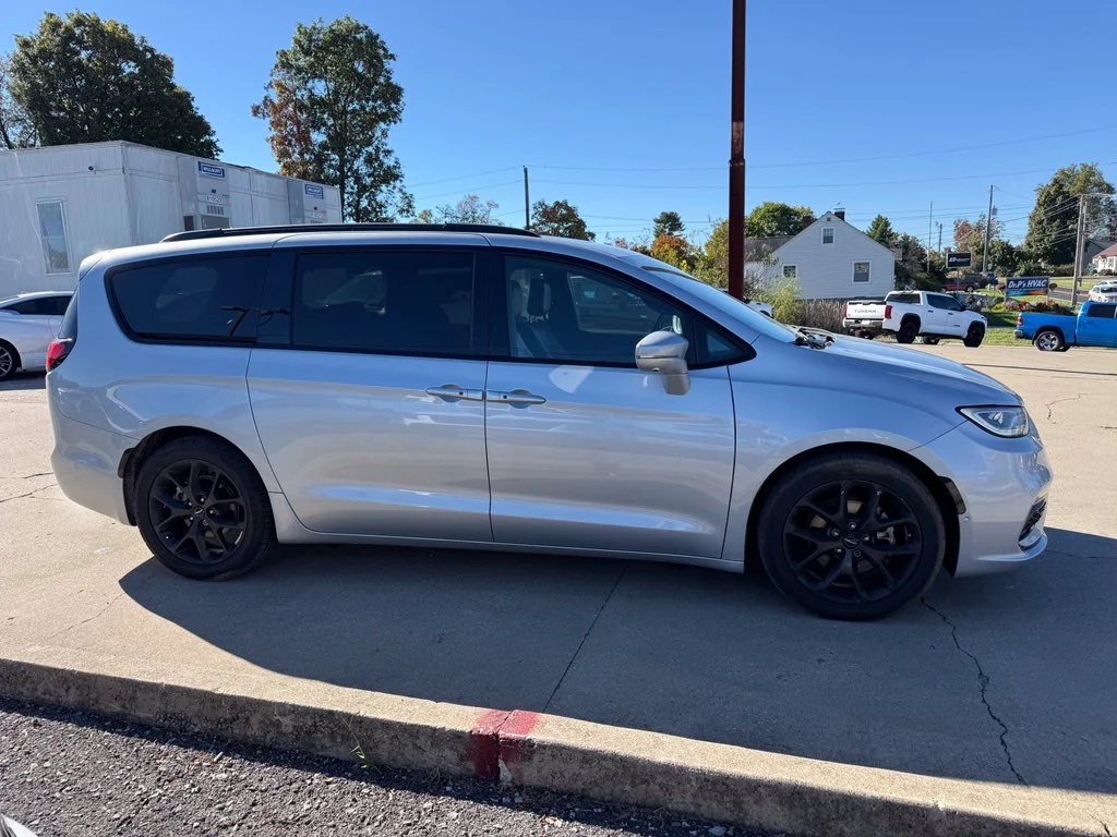 Used 2022 Silver Chrysler Limited image 5