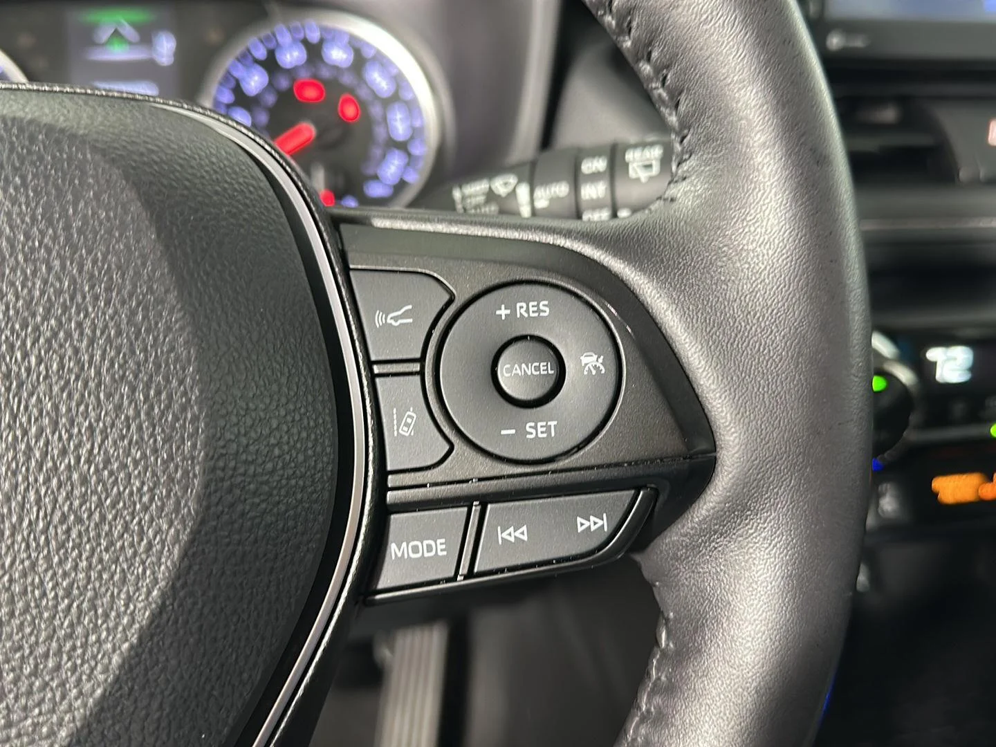 Used 2022 White Toyota XLE image 21