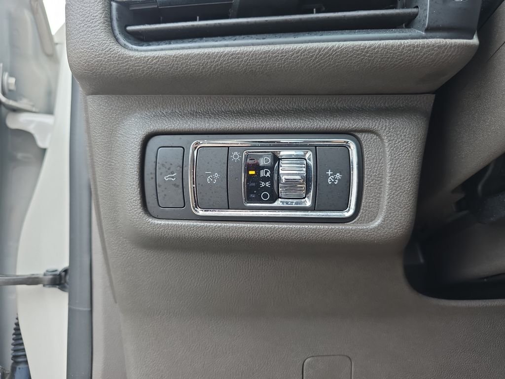 Used 2020 Ceramic White Lincoln Standard image 18