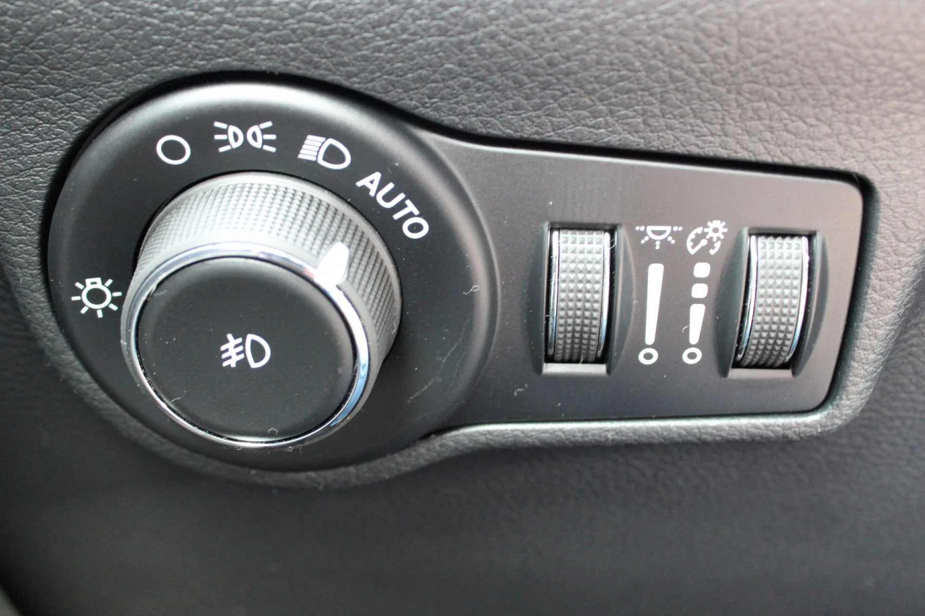 New 2026 Diamond Black Crystal Pearl-Coat Exterior Paint Jeep Latitude Altitude 4x4 image 10