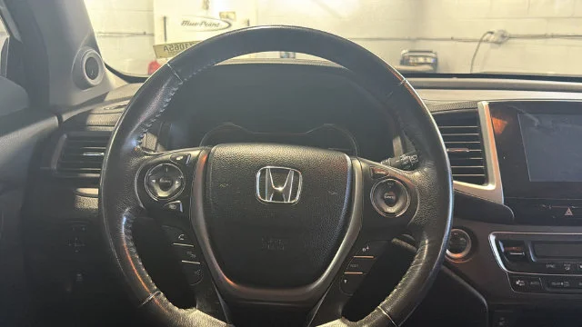 Used 2017 White Honda EX-L image 21