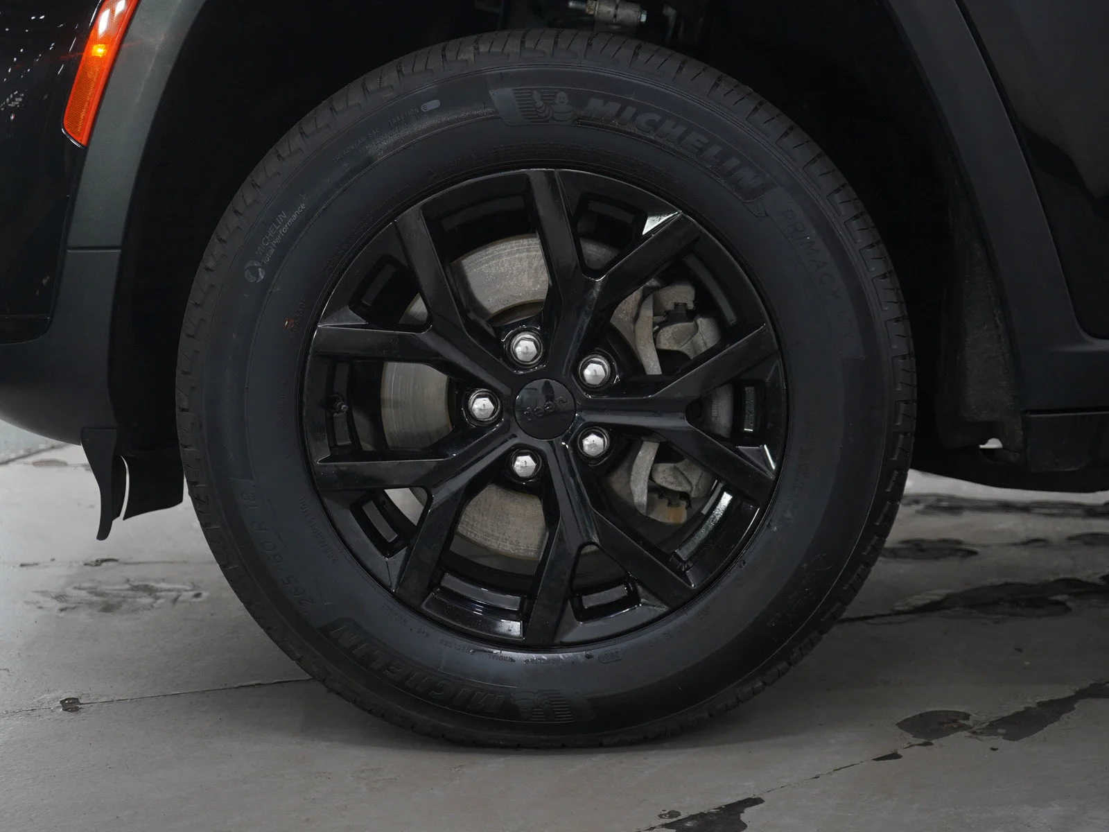 Used 2025 Diamond Black Crystal Pearlcoat Jeep Altitude image 27