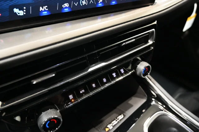 2027 Chevrolet Traverse LT - Photo 19