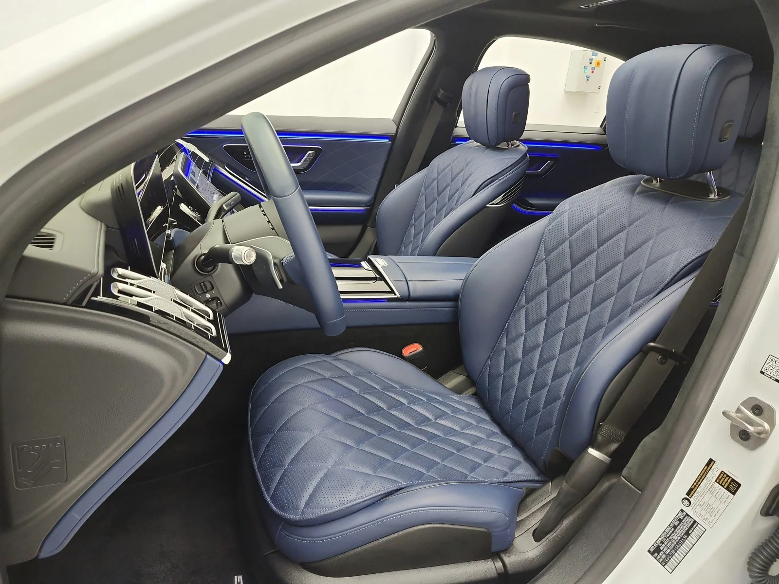 Used 2025 MANUFAKTUR Moonlight White Metallic Mercedes-Benz S 580 4MATIC® Sedan image 21