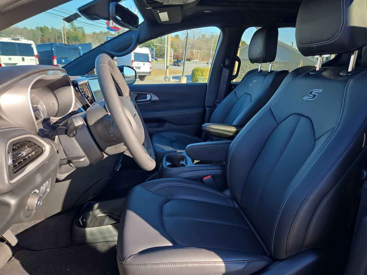 2026 Chrysler Pacifica Select - Photo 13