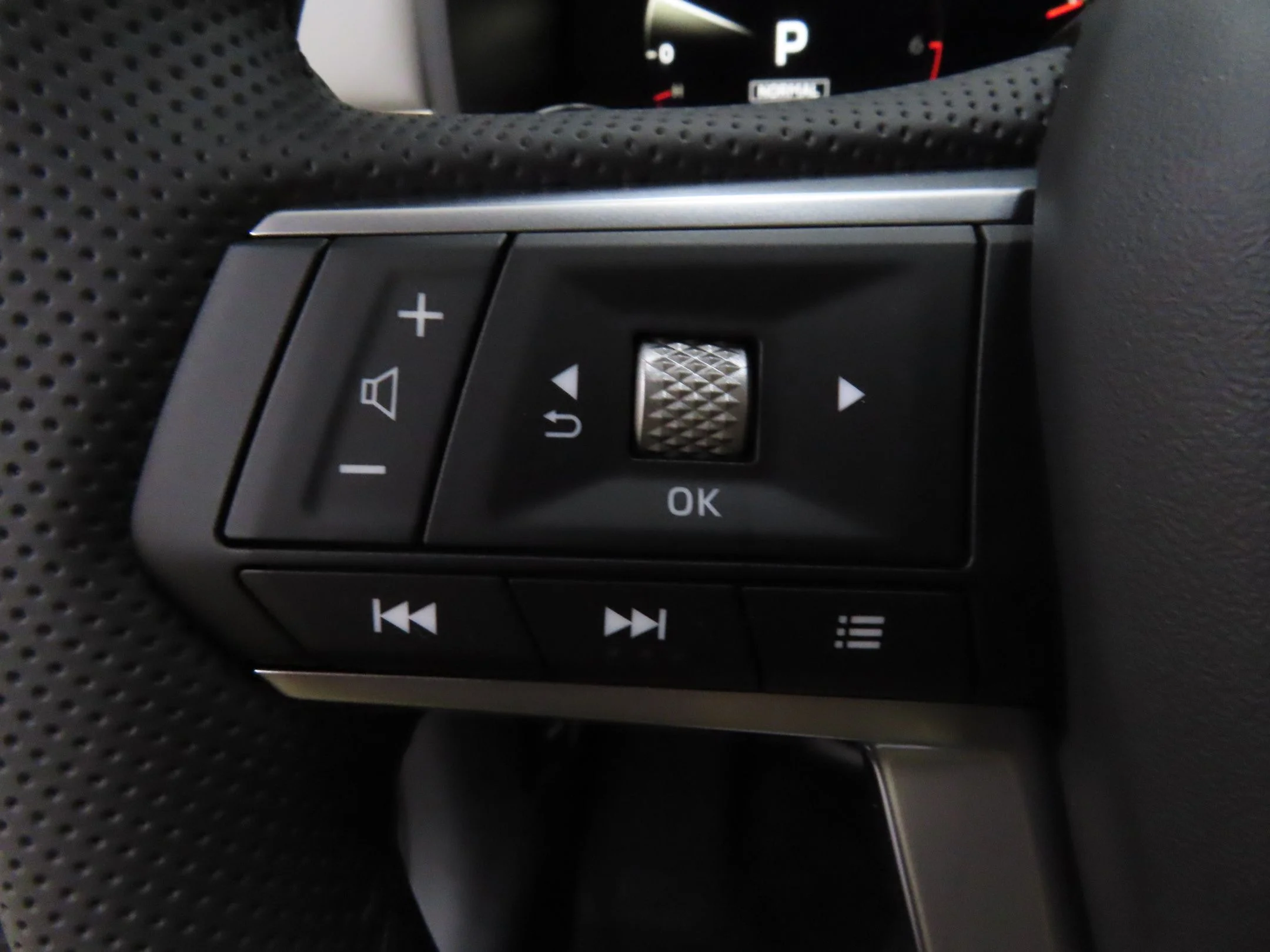 Used 2025 Red Mitsubishi SE image 13