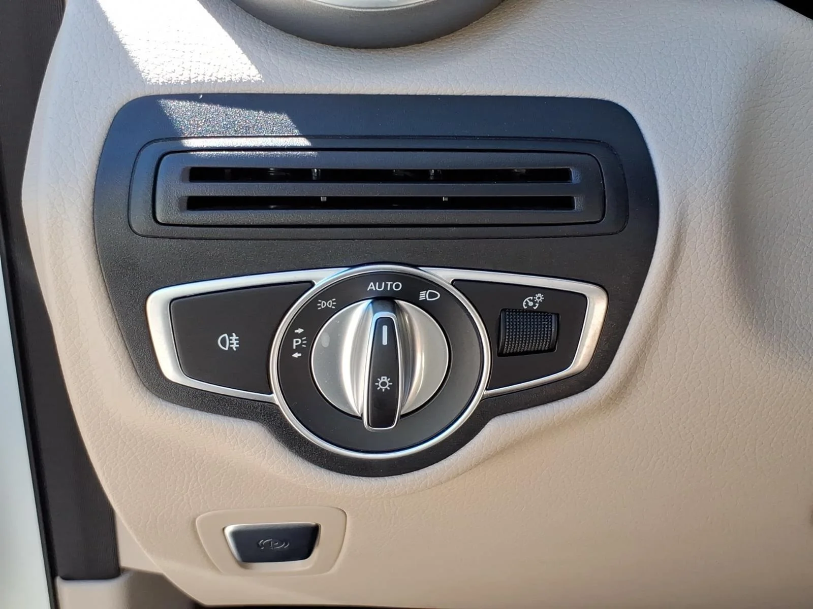 Used 2020 Polar White Mercedes-Benz GLC 300 image 17