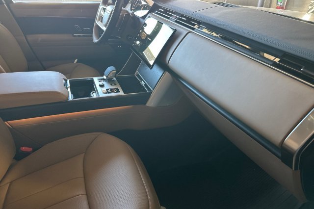 New 2027 Belgravia Green Land Rover SE image 14