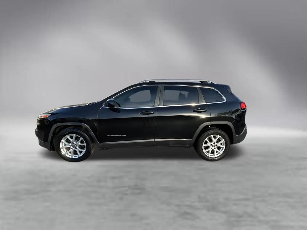 Used 2015 Brilliant Black Crystal Pearlcoat Jeep Latitude image 8