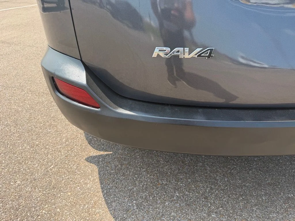 Used 2015 Gray Toyota LE image 4
