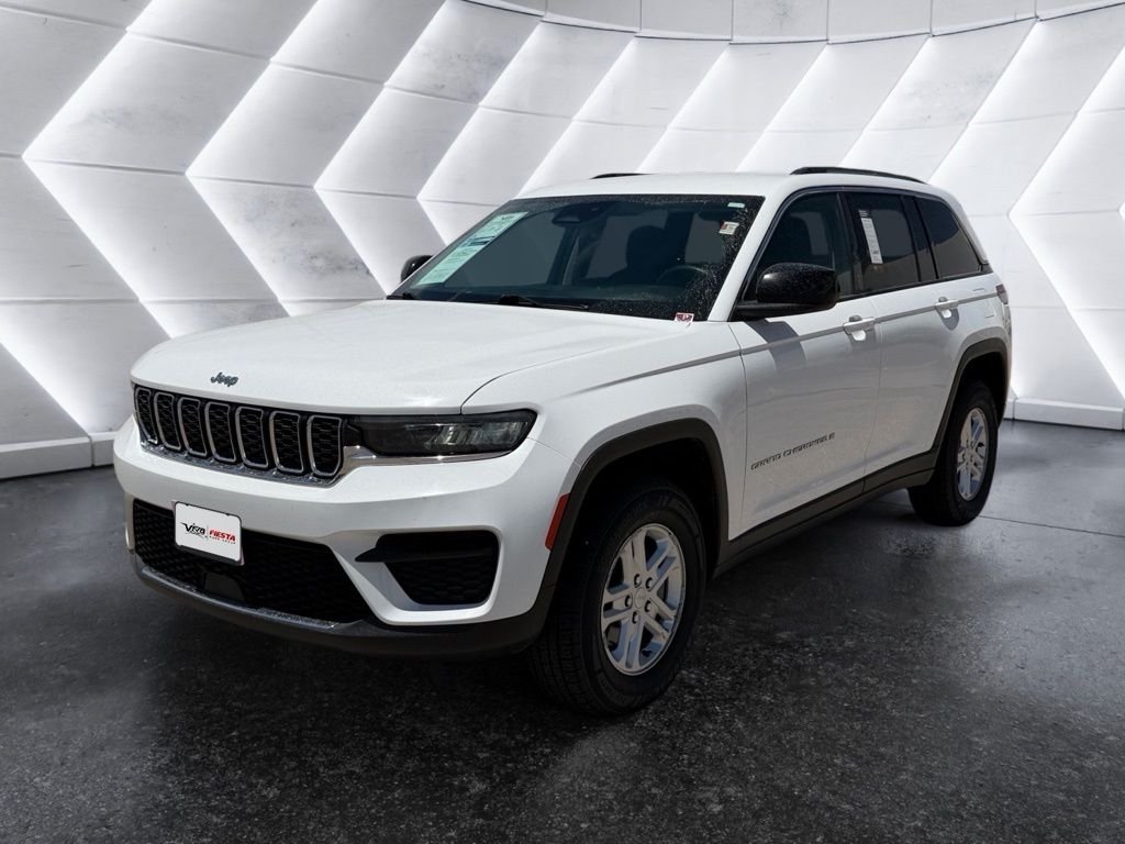 Used 2023 White Jeep Laredo image 5
