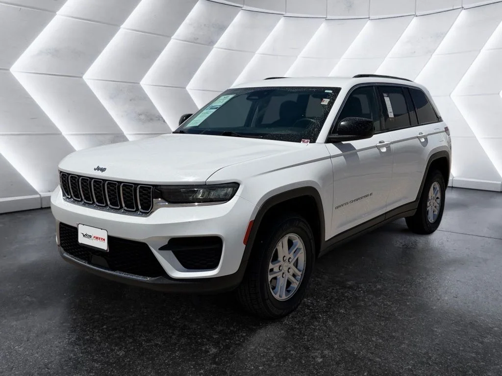 Used 2023 White Jeep Laredo image 5