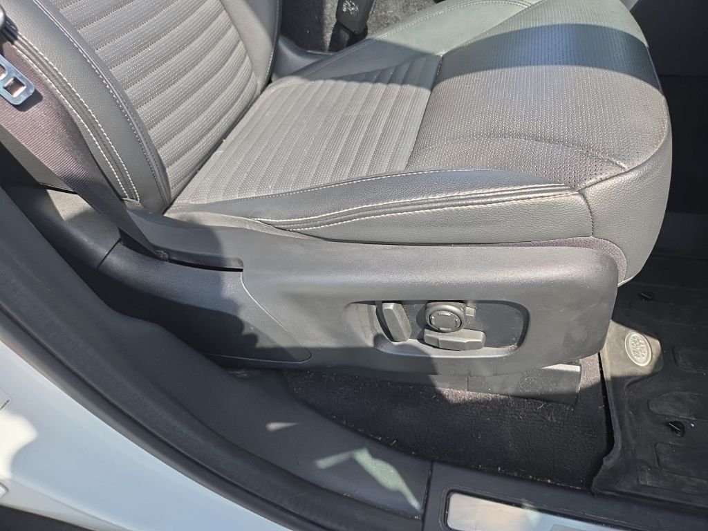 Used 2023 Fuji White Land Rover S R-Dynamic image 17