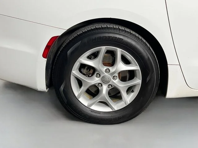 Used 2018 White Chrysler Touring Plus image 36