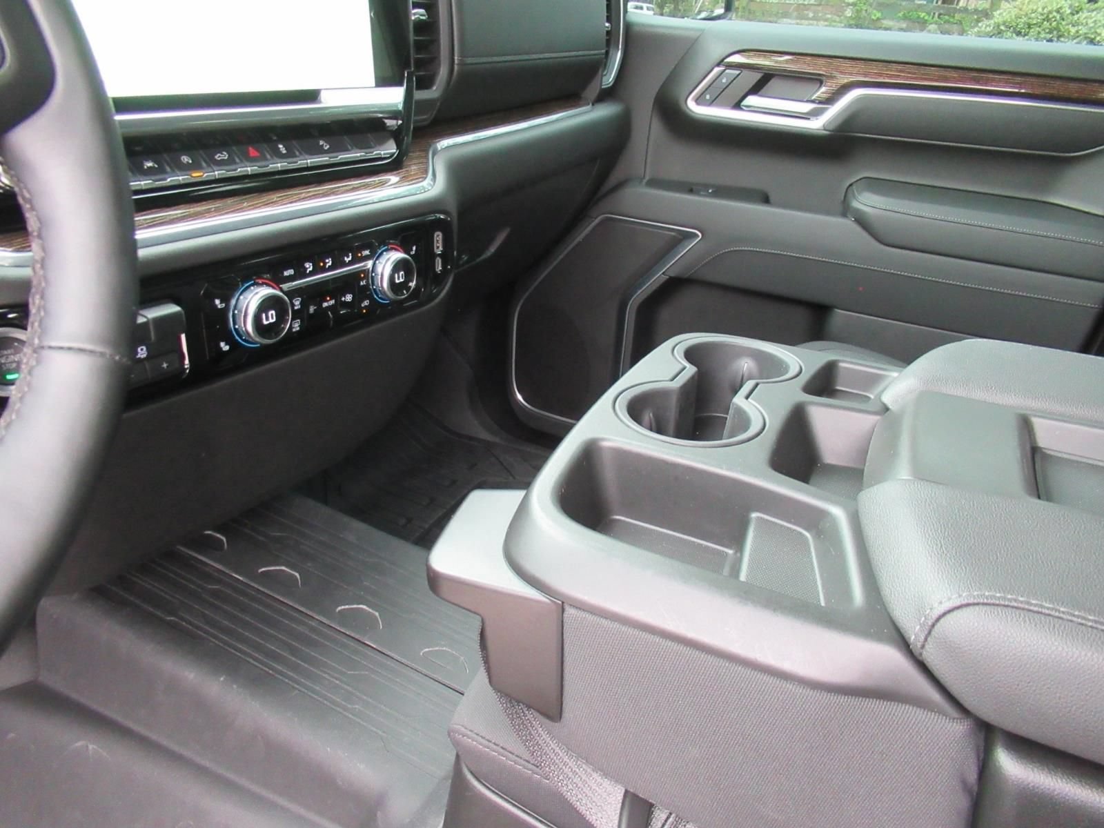 Used 2024 Summit White GMC Elevation image 14