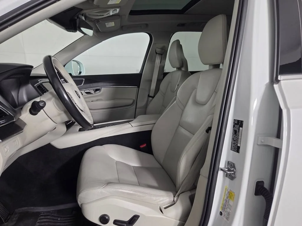 Used 2020 Crystal White Volvo Momentum image 9