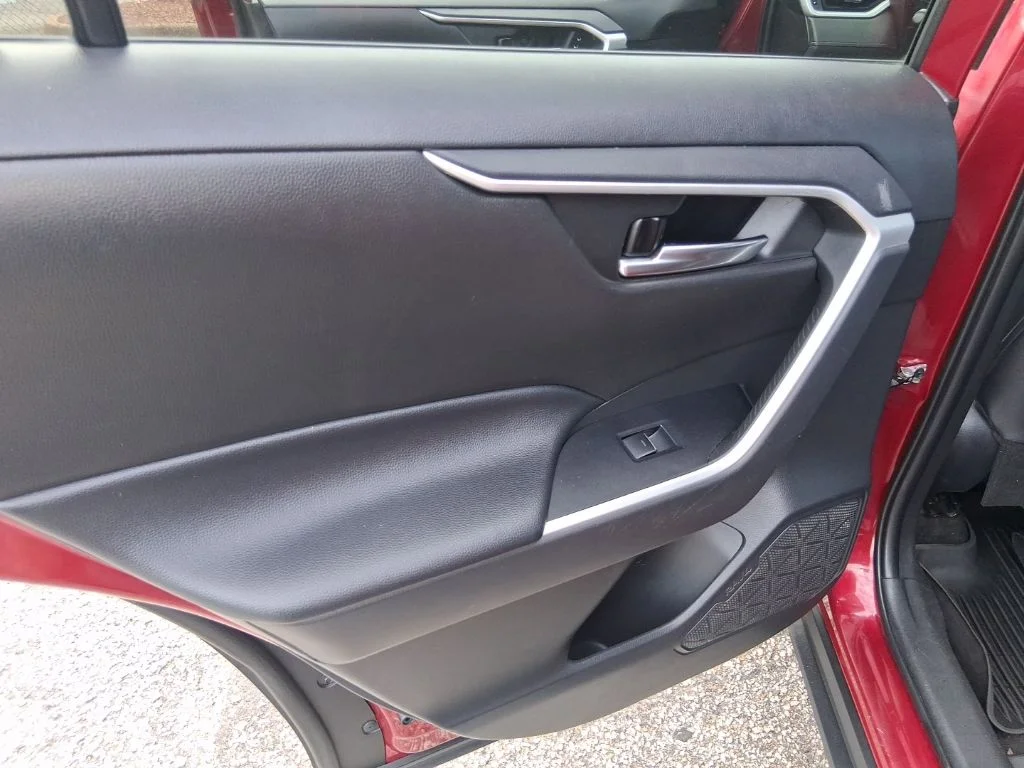 Used 2022 Red Toyota XLE Premium image 17