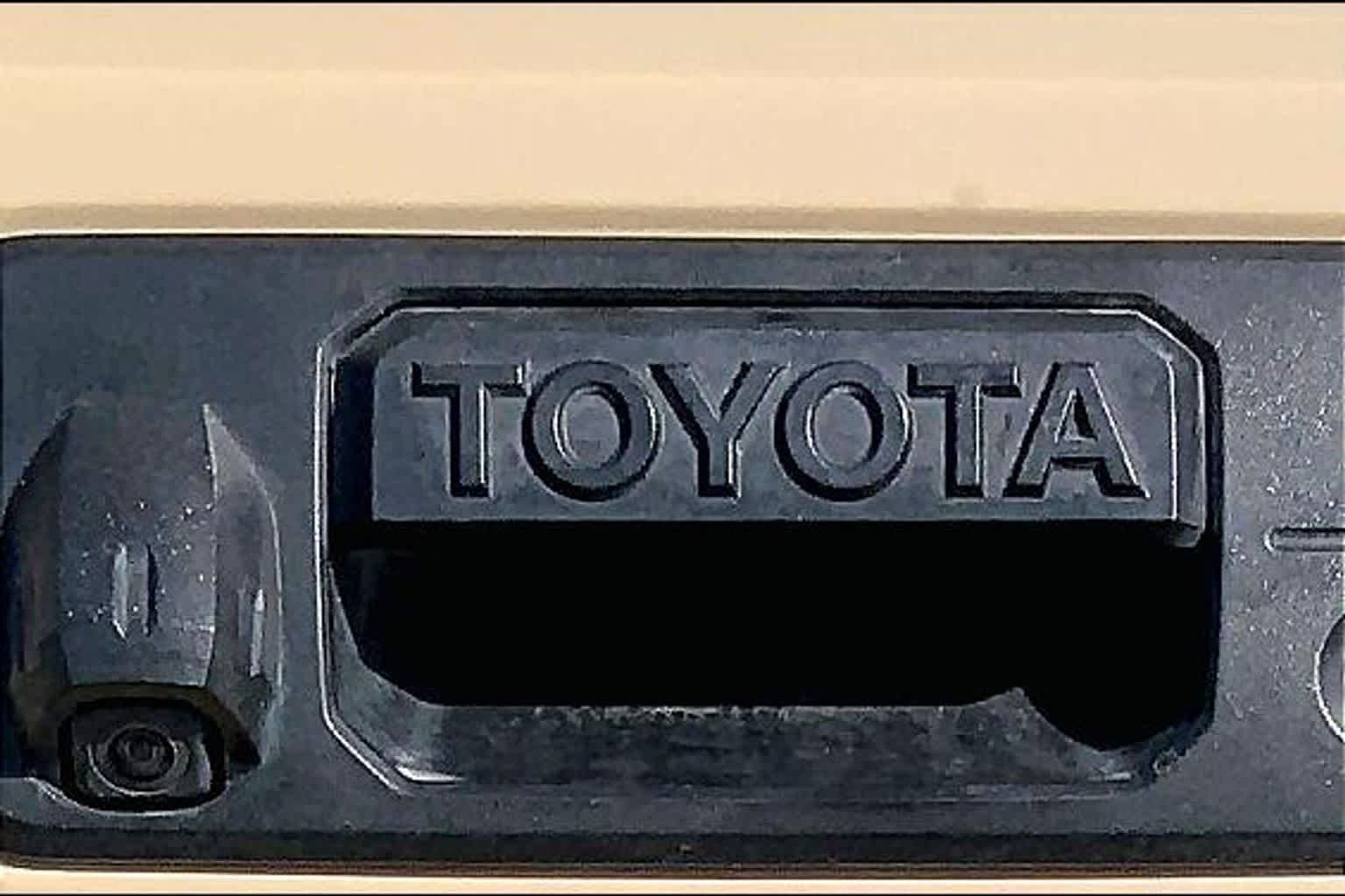 Used 2018 Quicksand Toyota SR5 image 9