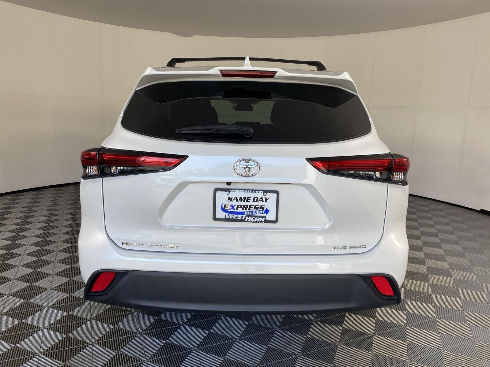 Used 2023 Wind Chill Pearl Toyota XLE image 17