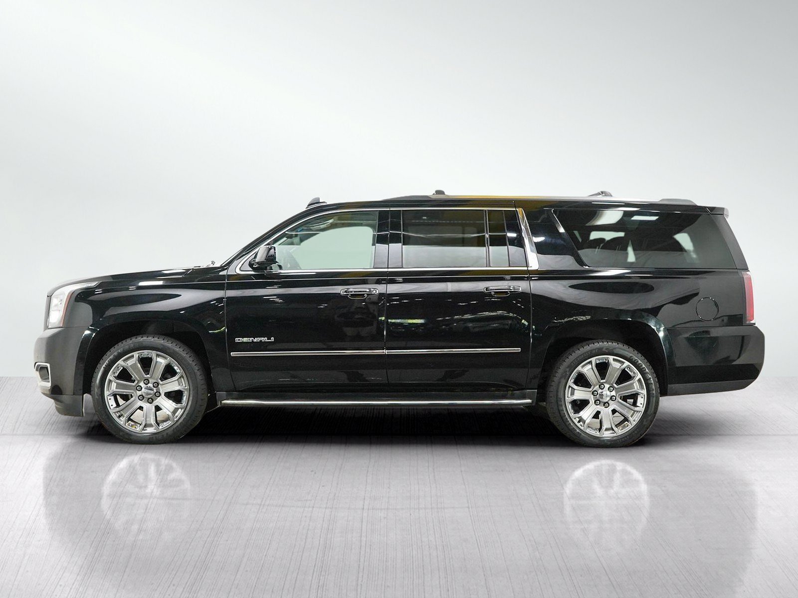 Used 2017 GMC Yukon XL Denali with VIN 1GKS2HKJ0HR325881 for sale in Minneapolis, Minnesota