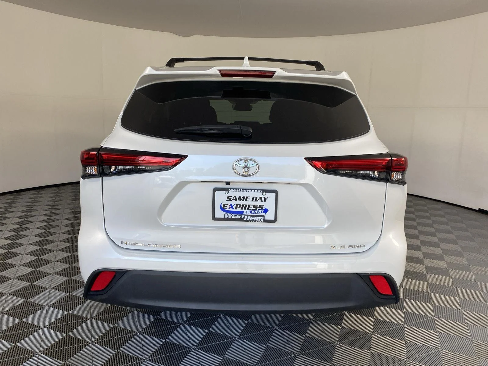 Used 2023 Wind Chill Pearl Toyota XLE image 17