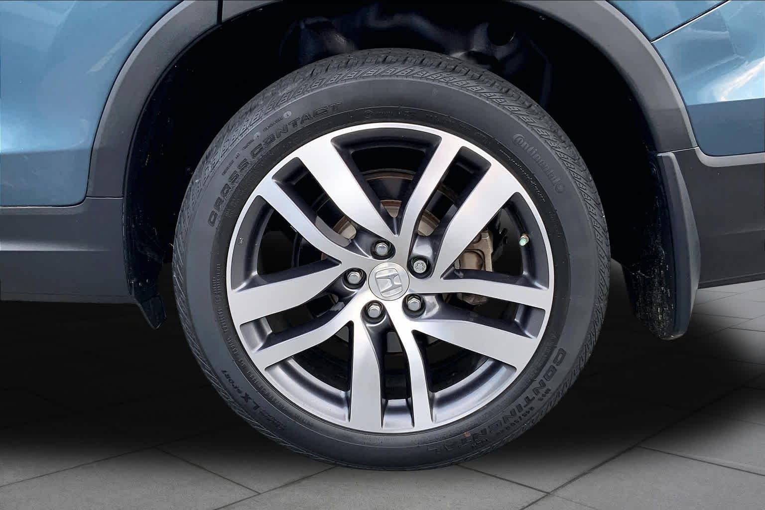Used 2017 Steel Sapphire Metallic Honda Touring image 10