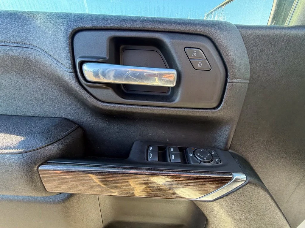 Used 2021 SUMMIT WHITE GMC Elevation image 15