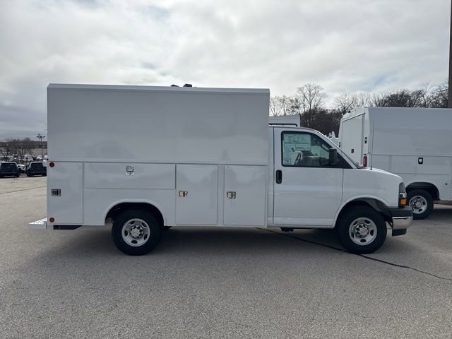 New 2025 Summit White Chevrolet 1WT image 3