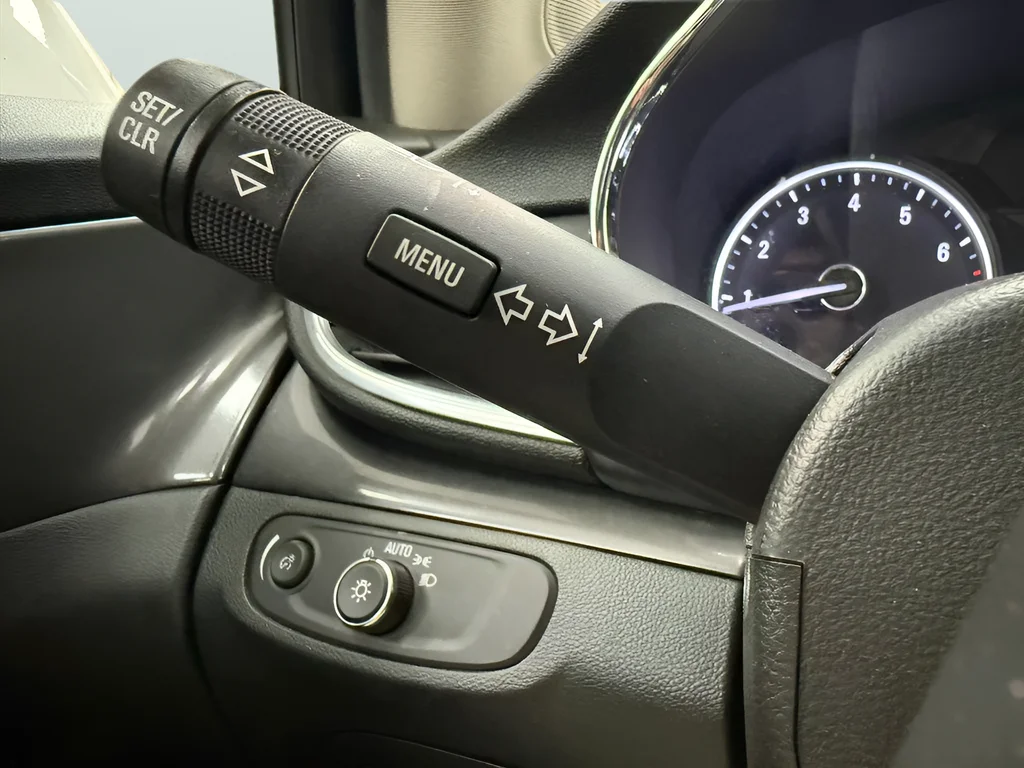 Used 2022 Summit White Buick Preferred image 18