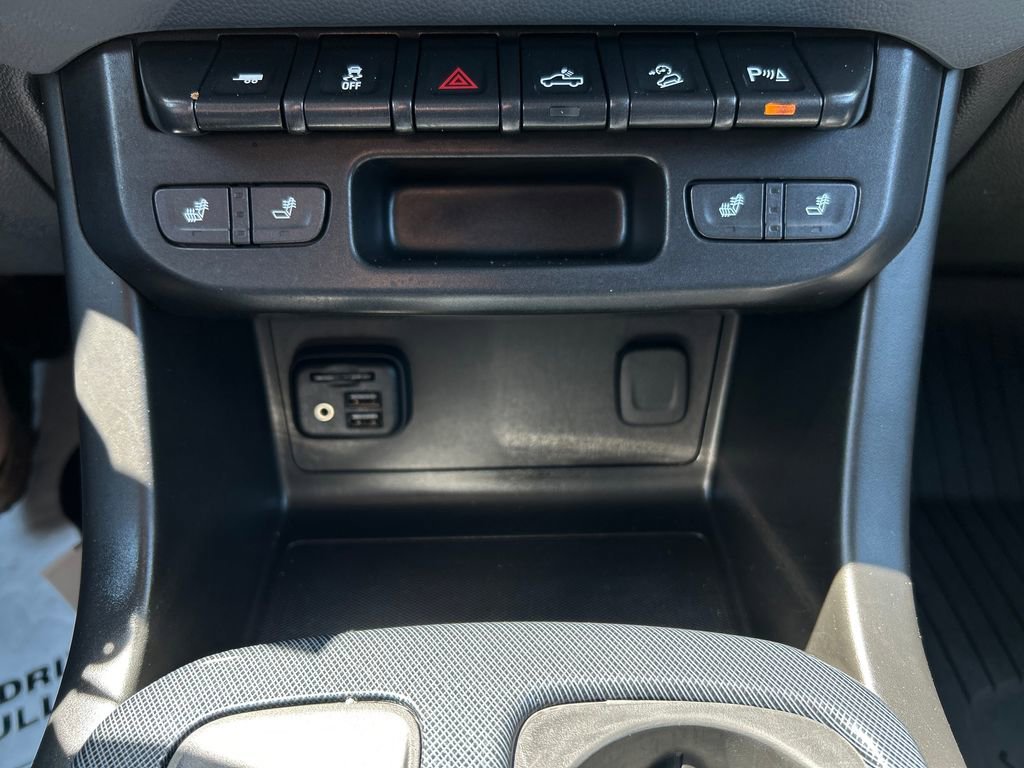 Used 2022 Black Chevrolet Z71 image 33