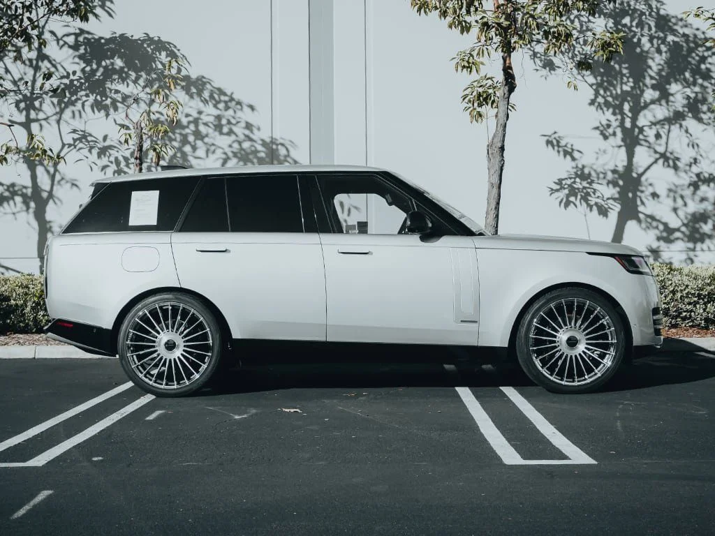 Used 2023  Land Rover Autobiography image 3
