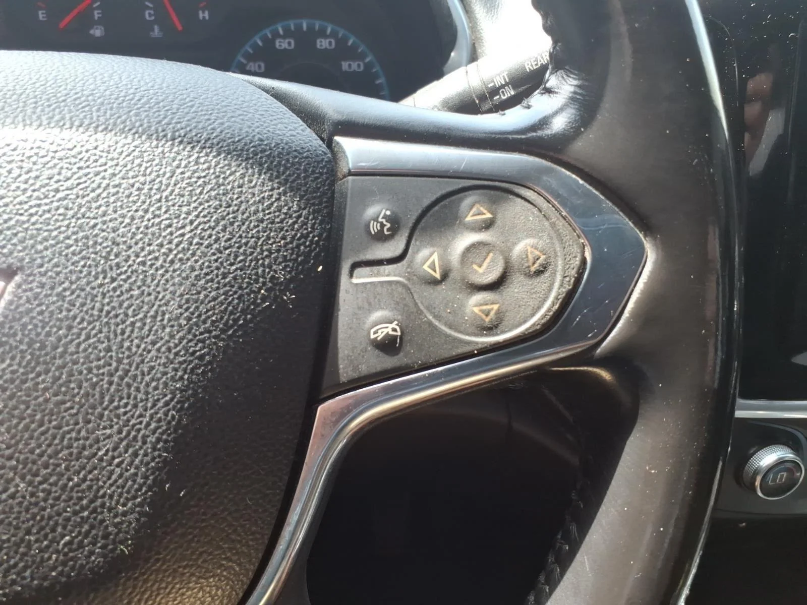 Used 2020 GRAPHITE METALLIC Chevrolet LT Cloth image 23