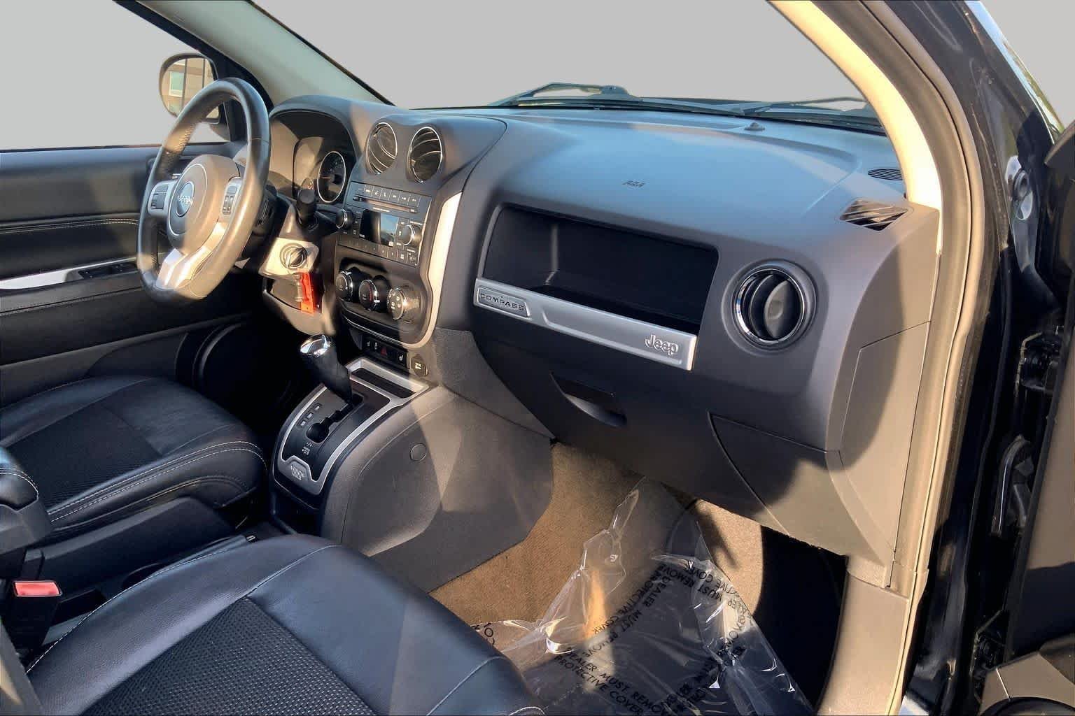 Used 2016 Black Clearcoat Jeep Latitude image 17